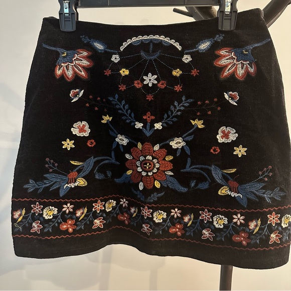 Black embroidered mini skirt - Picture 1 of 8